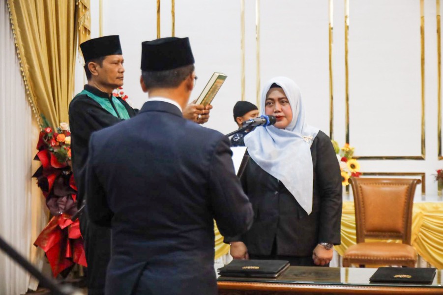 Bupati Karimun Resmi Lantik Liza Bharlyantie Hilsya Sebagai Direktur Utama PT Pelabuhan Karimun.