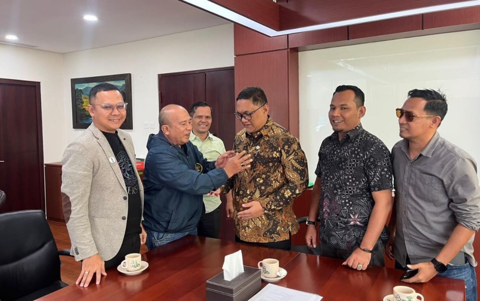 JMSI Riau Sematkan Pin Kehormatan untuk Erwin Dimas, Putra Riau yang Kawal Pembangunan dari Pusat