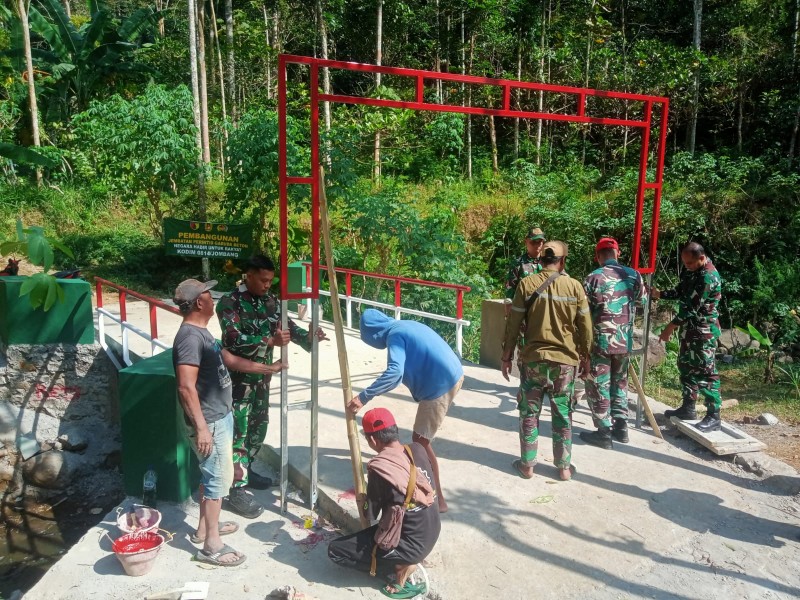 Sertu Puguh Marsudi Berjibaku Bangun Jembatan