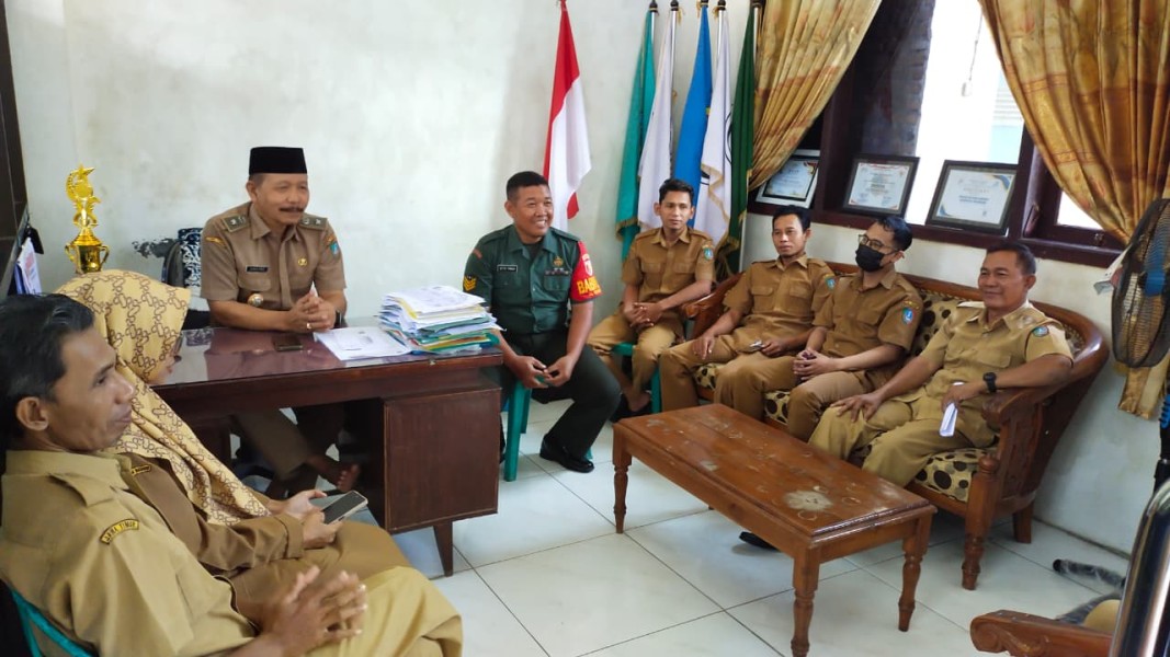 Melalui Komsos, Babinsa Koramil Mojowarno Perkuat Sinergitas dengan Perangkat Desa