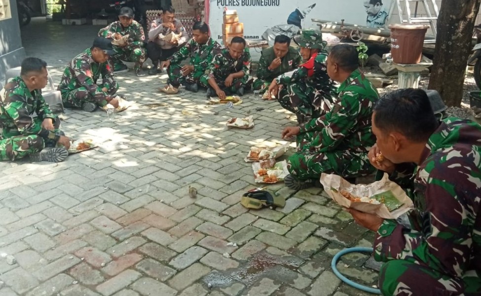 Perkuat Soliditas Lapangan, Satgas TMMD 129 Bojonegoro Asyik Lesehan Makan Bersama
