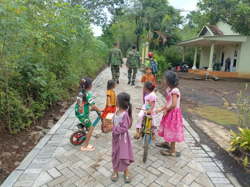 Anak Desa Klagin Gembira Nikmati Jalan Paving Hasil TMMD ke-128