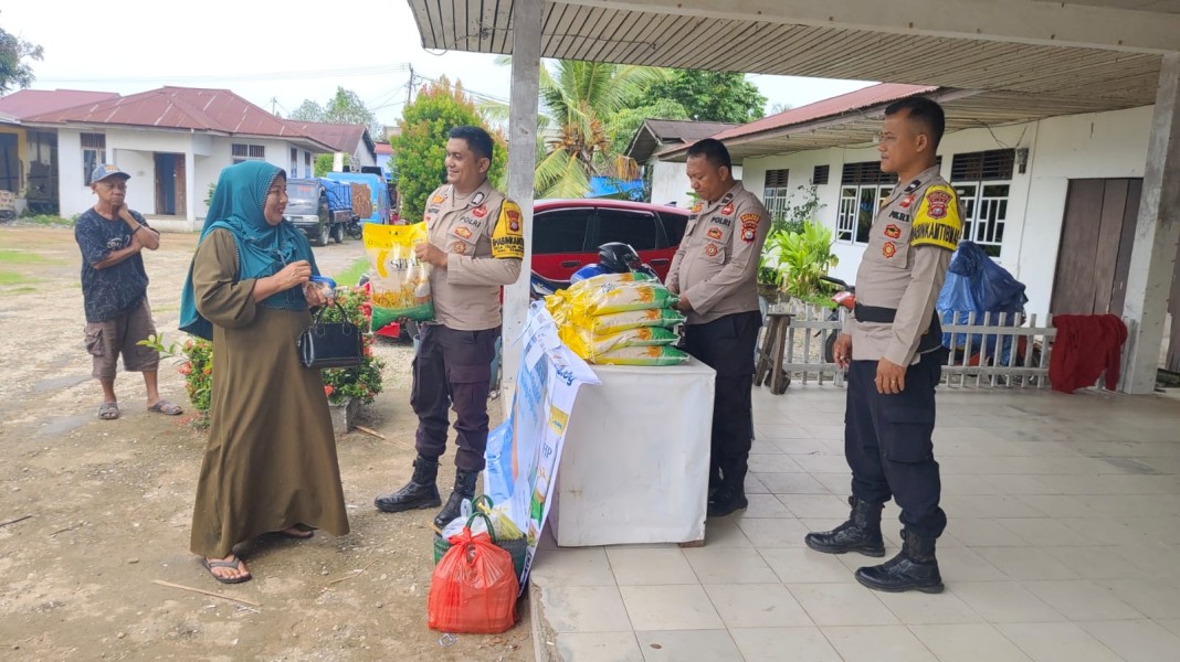 Polsek Tempuling Salurkan Beras Murah Sphp Untuk Warga