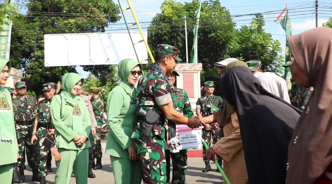 Kasdam V/Brawijaya Serahkan Bantuan Sembako Kepada Warga Desa Brabe