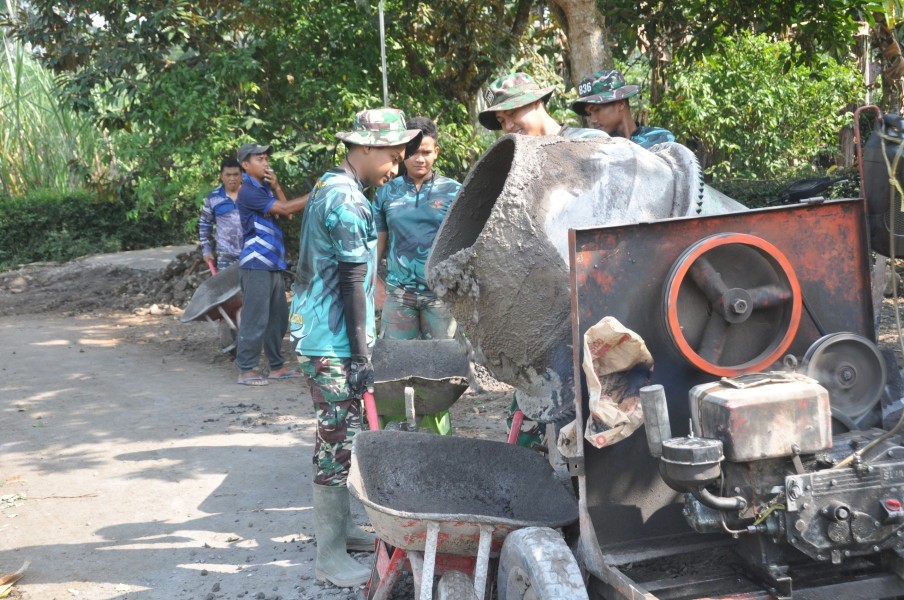 Semangat Tanpa Batas, Prada Agus Nur Hidayat Kebut Pengecoran Rabat Beton TMMD