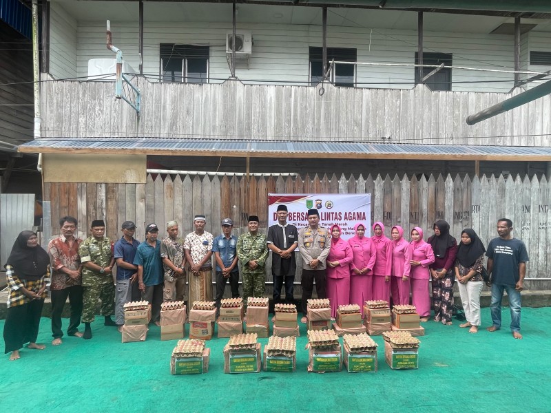 Forkompincam Tanah Merah Gelar Doa Bersama dan Serahkan Bantuan Kepada Warga Korban Bencana