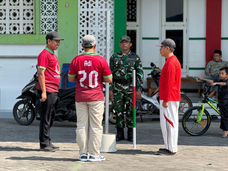 Tingkatkan Disiplin Pendidik, Koramil Gudo Berikan Pelatihan PBB kepada Guru SD Islam Makharimul Akhlak