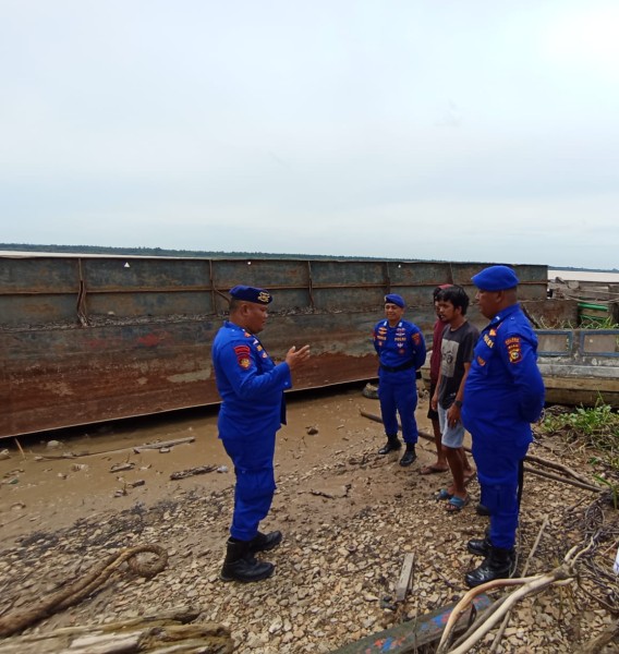 Satpolairud Polres Indragiri Hilir Gelar Aksi Bersih Pantai dan Sungai di Pulau Burung