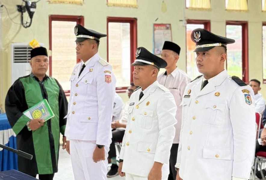 Jaga Keberlanjutan Pemerintahan Desa, Camat Rengat Barat Lantik Tiga Penjabat Kepala Desa