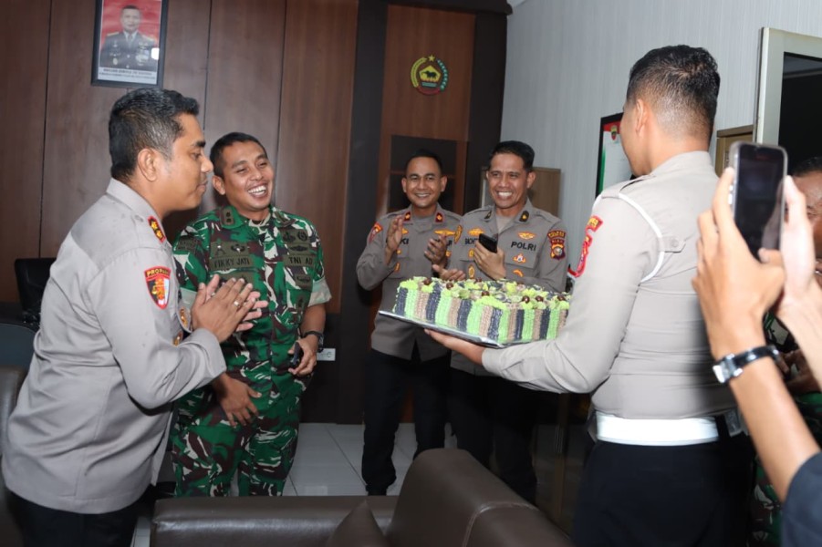 Kapolres Inhil Beri Ucapan Selamat Ulang Tahun kepada Dandim 0314/Inhil, Wujud Soliditas TNI-Polri