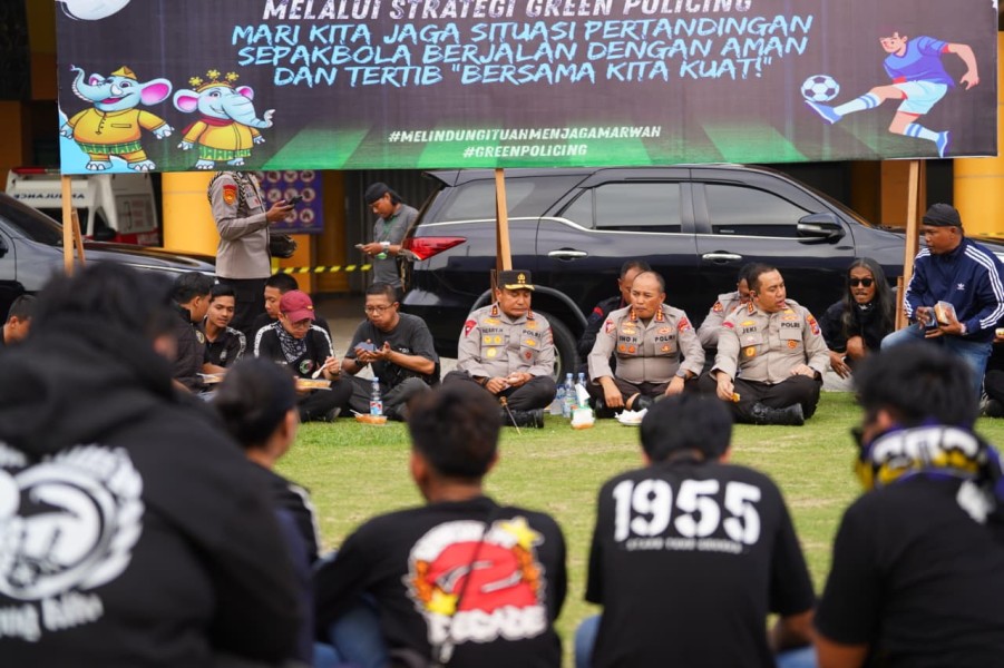 Kapolda Riau Ajak Doa dan Makan Bersama Suporter PSPS Pekanbaru di Stadion Kaharuddin Nasution