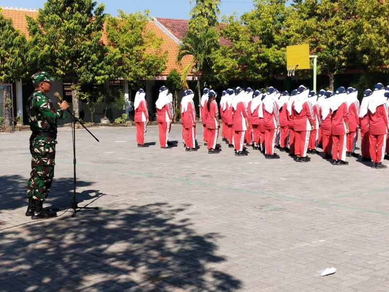 Koptu Khoirul Beri Pembekalan di di SMPN 2 Karangpakis