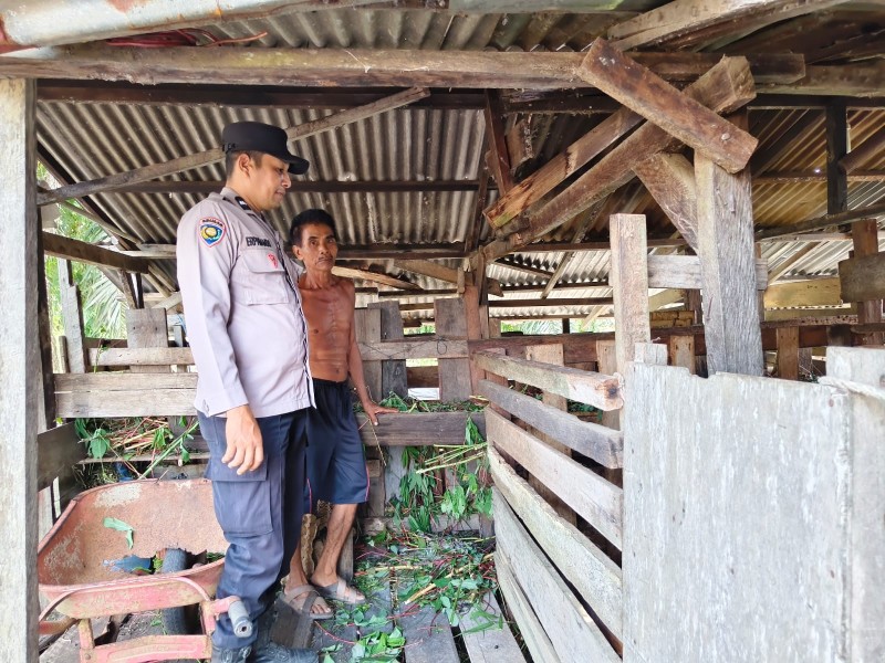 Bhabinkamtibmas Polsek Kuala Cenaku Sambangi dan Edukasi Peternak Kambing di Desa Rawa Asri