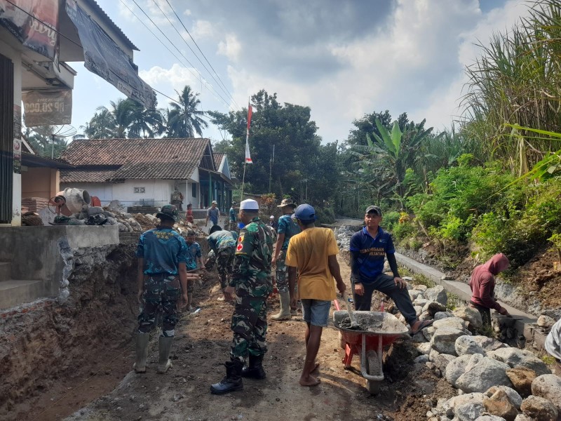 Layanan Kesehatan Keliling TMMD ke-129 Jaga Kesehatan Warga dan Satgas, Perkuat Kelancaran Pembangunan Desa