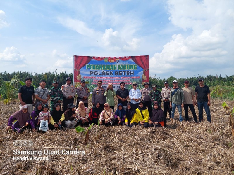 Polsek Reteh Bersama Kepala Desa Sungai Undan Laksanakan Penanaman Jagung Untuk Ketahanan Pangan