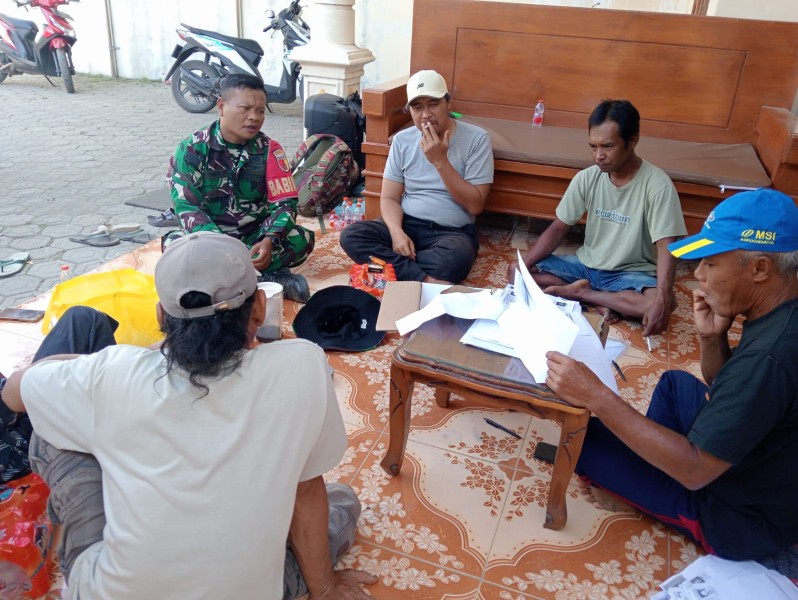 Babinsa Koramil Perak Serda Irul Komsos dengan Warga Cangkringrandu