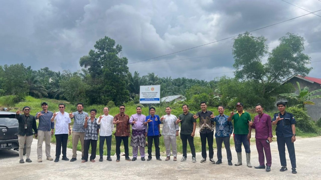 PT PLN NP UP Tenayan Laksanakan Semenisasi Jalan Lingkungan Menggunakan FABA Bersama Masyarakat