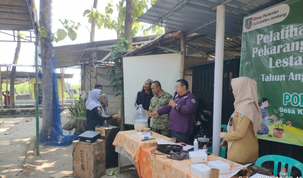 Dorong Kemandirian Pupuk, Babinsa Koramil Diwek Bersama PPL dan Poktan Bikin POC