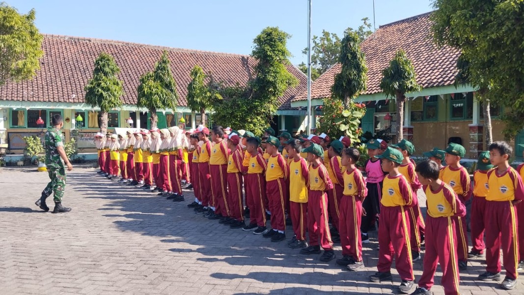 Siswa SDN Sukodadi Dapat Pembekalan dari Babinsa Kabuh