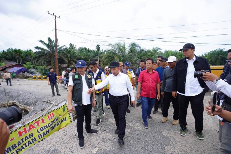 Tinjau Jembatan Sekayan Deras di Inhu, Gubri Abdul Wahid: Perbaikan Segera Dilakukan
