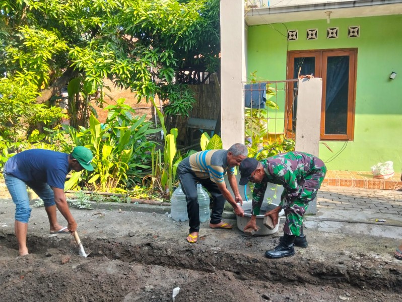Babinsa Koramil Kota Jombang Bangun Paritan