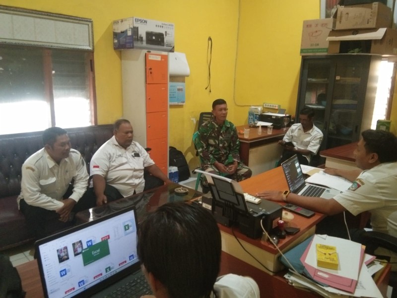 Babinsa Koramil Kabuh Komsos dengan Perangkat Desa Kedungjati