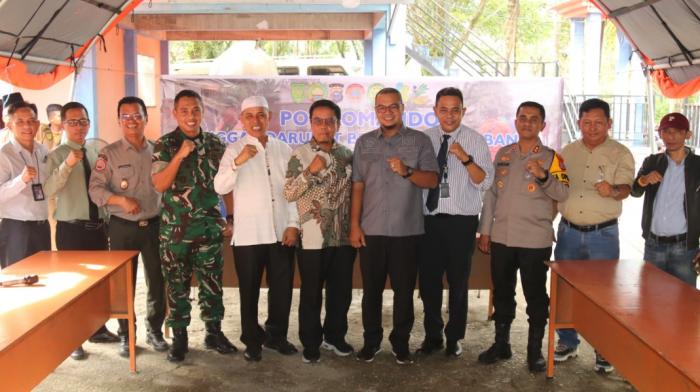 Ketua DPRD Inhil Dampingi Bupati Terima Bantuan Perusahaan untuk Korban Banjir