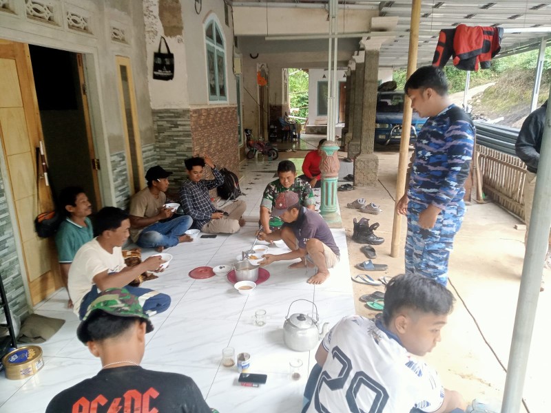 Hangatnya Kebersamaan TMMD di Probolinggo, Satgas dan Warga Brabe Nikmati Kolak Saat Istirahat