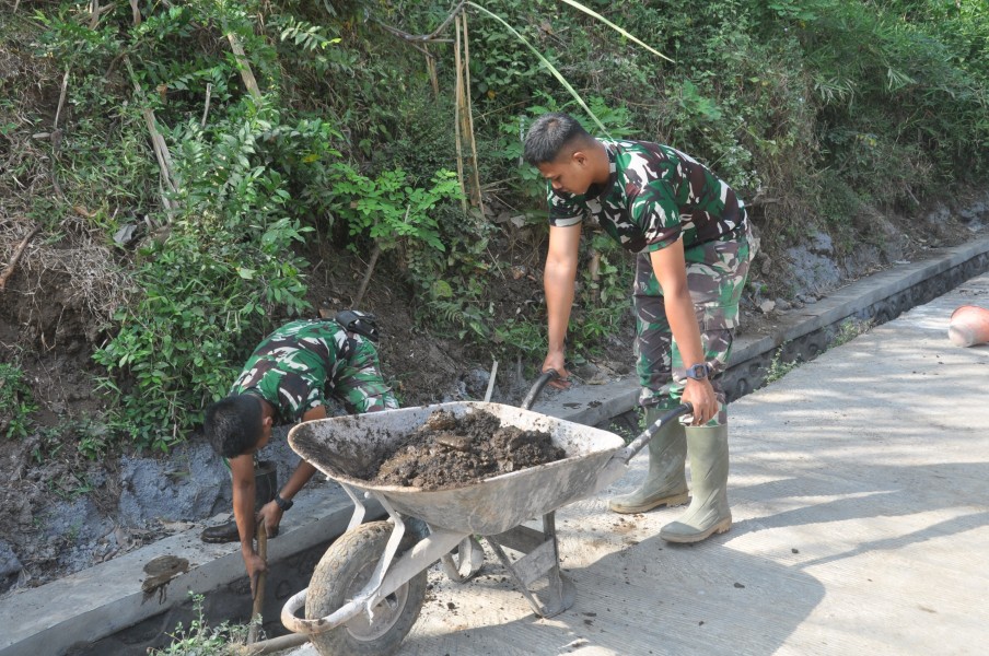 Satgas TMMD ke-129 Bersihkan Drainase Pascapengecoran, Jaga Fungsi Saluran Air