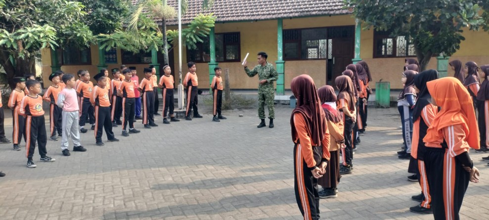 Babinsa Mojoagung Tanamkan Wasbang di SDN Gambiran