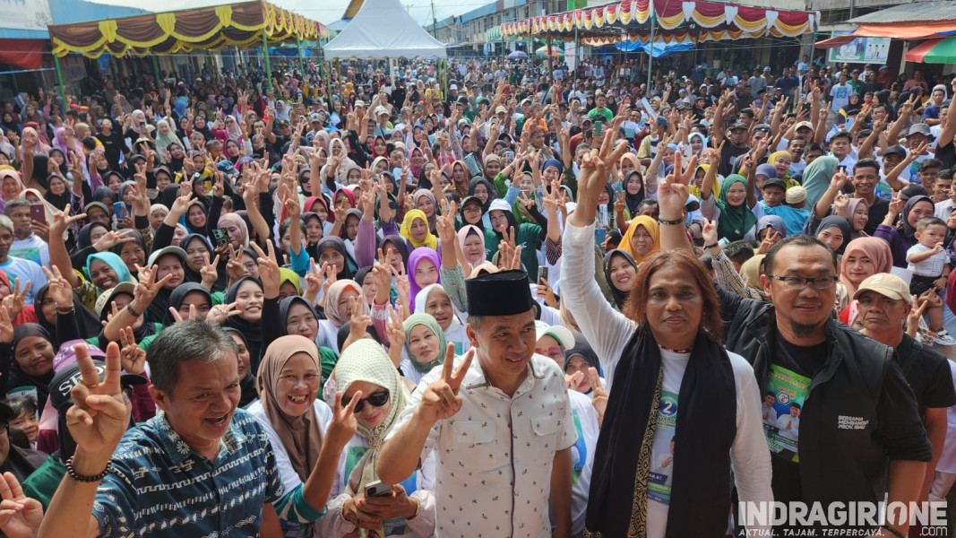 Masyarakat Tumpah Ruah Hadiri Kampanye Paslon Bupati Nomor 2 FERMADANI di Gaung