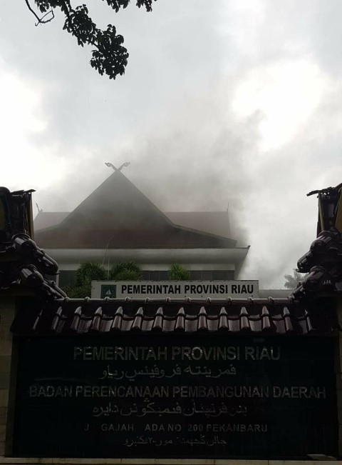 Kantor Bappeda Riau Terbakar, 3 Unit Mobil Pemadam Diturunkan