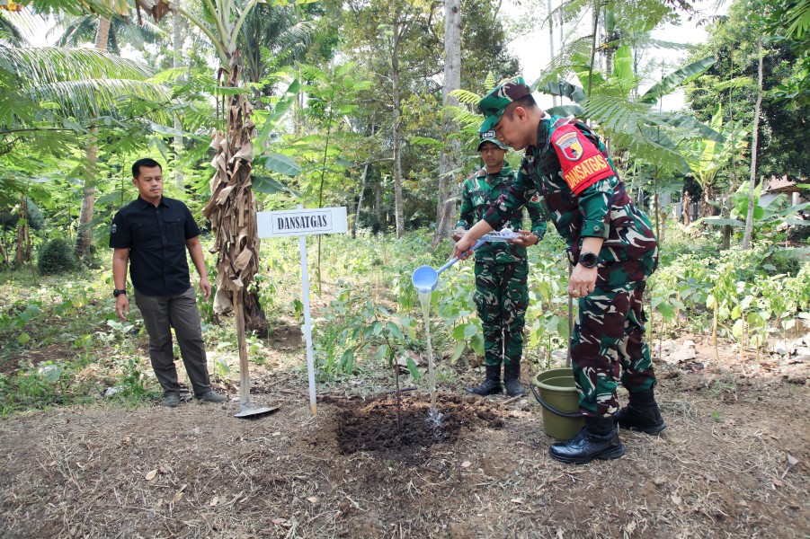 Tim Wasev TMMD ke-129 Tanam Pohon Durian, Dorong Penghijauan dan Kelestarian Lingkungan