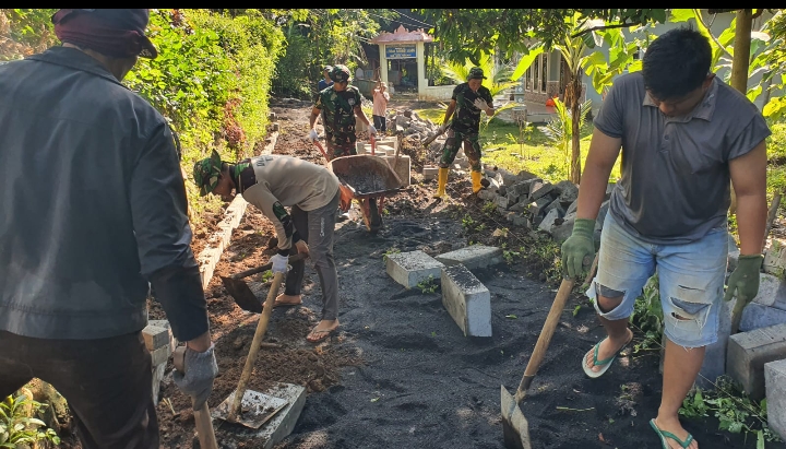 Semangat Gotong-Royong Satgas TMMD Ke-128 dan Warga Dusun Klagin Kebut Pemasangan Pavingisasi