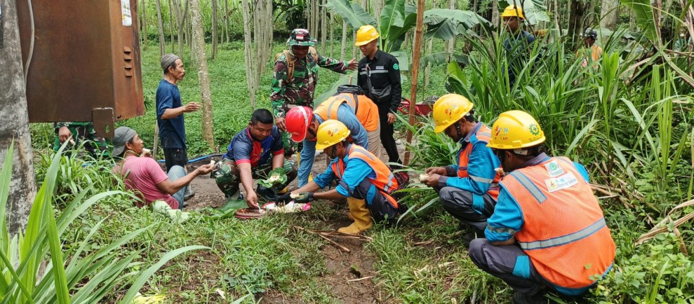 Lepas Penat di Sela Tugas, Satgas TMMD Ke-128 dan Petugas PLN Duduk Bersama Warga Desa Brabe Nikmati Singkong Rebus