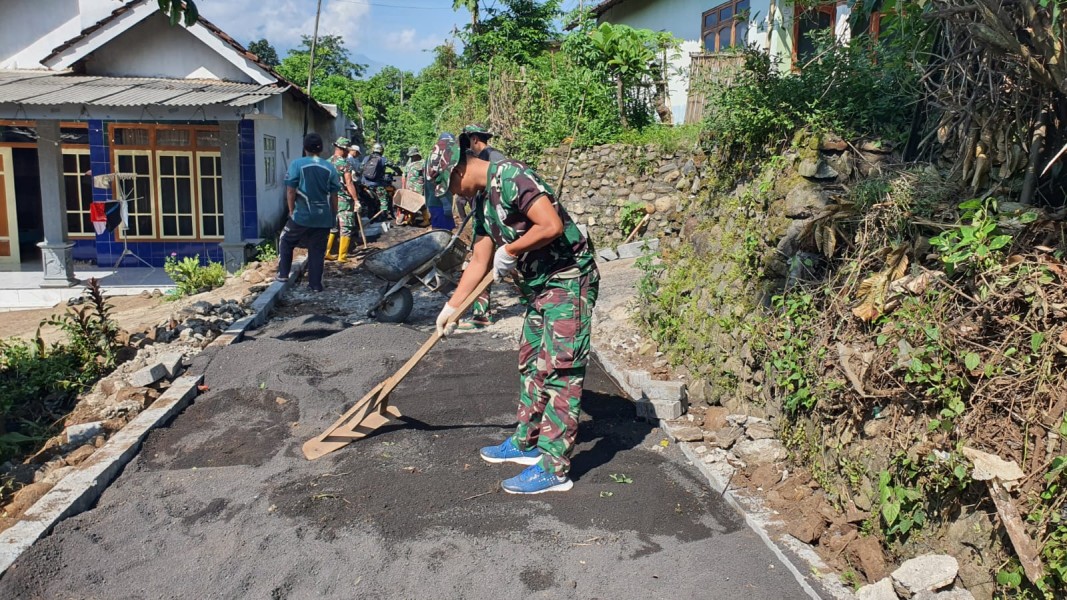 Jalan Dusun Klagin Mulai Berubah, Pemasangan Paving TMMD Ke-128 Capai 70 Persen