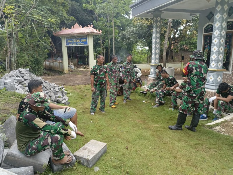Babinsa dan Satgas Pasmar 2 Surabaya Jalin Komunikasi Erat di Sela Istirahat TMMD Ke-128 Brabe