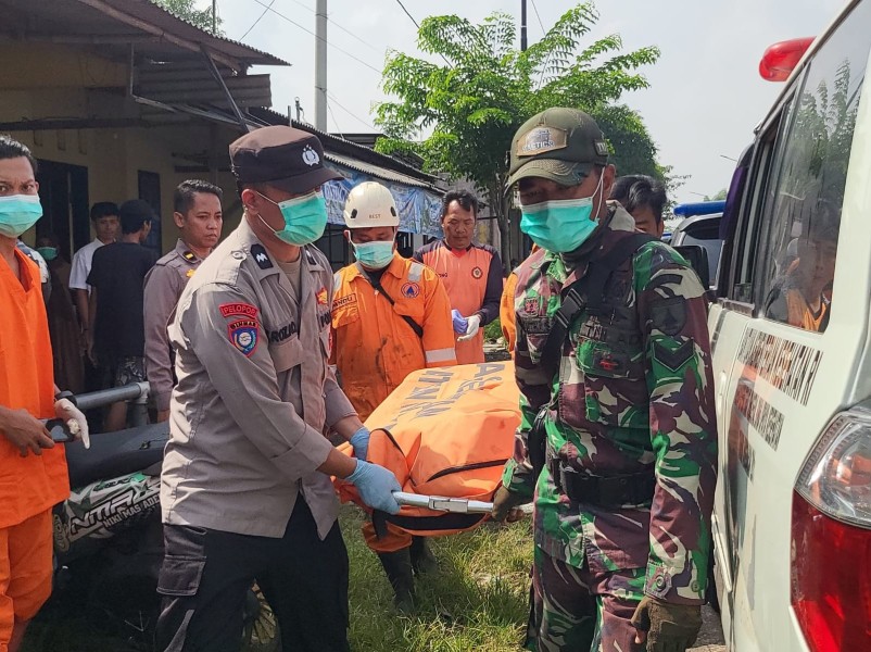 Sertu Suta Bantu Evakuasi Penemuan Jenazah di Dusun Dukuhdimoro