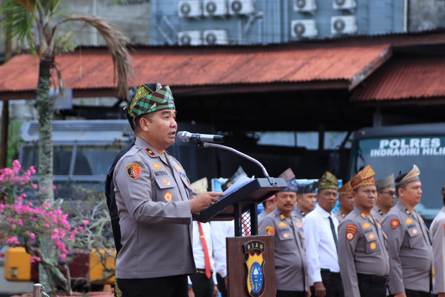 Polres Indragiri Hilir Gelar Apel Launching Penggunaan Tanjak dan Selempang bagi Personel