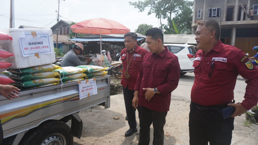 Pj Bupati Inhil Tinjau Pelaksanaan Pasar Murah di Tembilahan Hulu