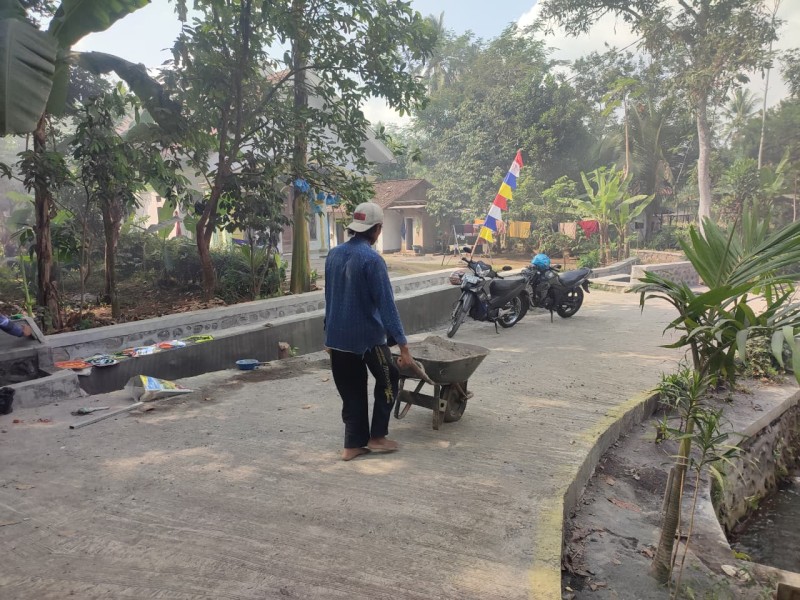 Manfaatkan Sisa Material, Pak Buasin Timbun Halaman RTLH Ibu Ety agar Lebih Rapi