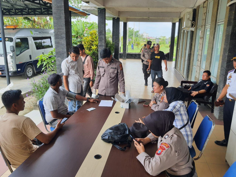Puluhan Supir Travel Jalani Tes Urine di Terminal Tembilahan