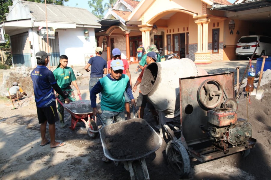 Satgas TMMD ke-129 Kodim 0821/Lumajang Gotong Royong Angkut Material, Wujudkan Percepatan Pembangunan Infrastruktur Desa