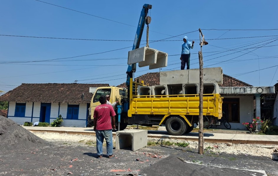 Kejar Target Sasaran Fisik, Satgas TMMD 129 Bojonegoro Pasok U-Ditch di Dusun Krebet