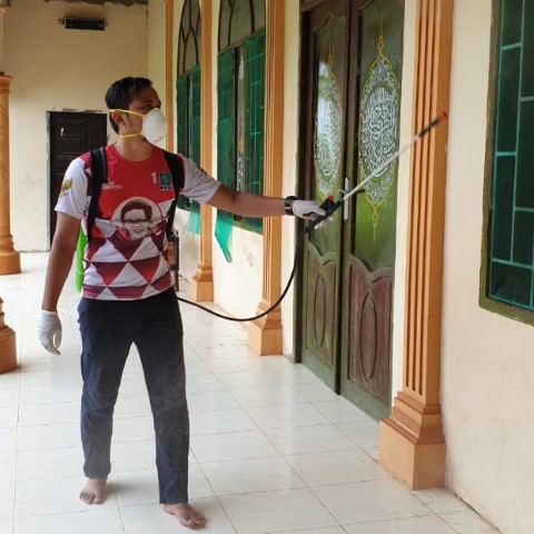 DPC PKB Inhil Semprotkan Cairan Disinfektan Serta Berbagi Sabun Antiseptik di Desa Sialang Panjang