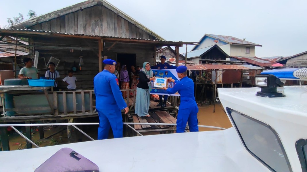 Satpolairud Polres Inhil Jalankan Program JALUR: Sapa Warga Pesisir dan Bagikan Sembako di Tembilahan Hilir