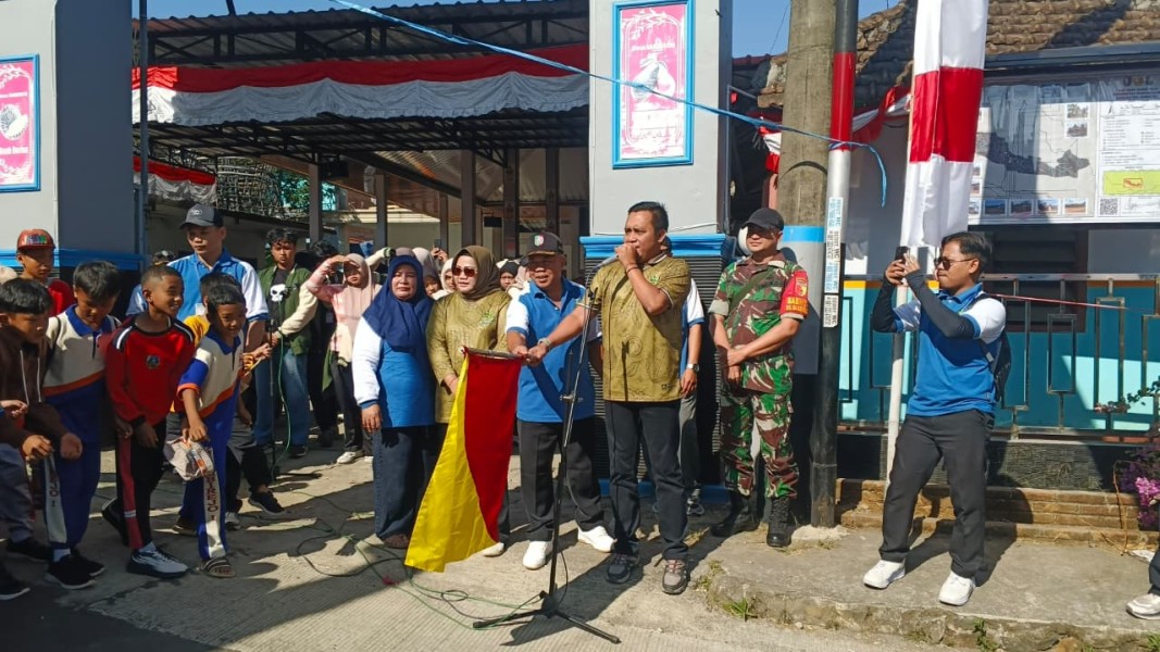 Babinsa Koramil Wonosalam Semarakkan HUT Ke-81 Kemerdekaan RI Melalui Jalan Sehat
