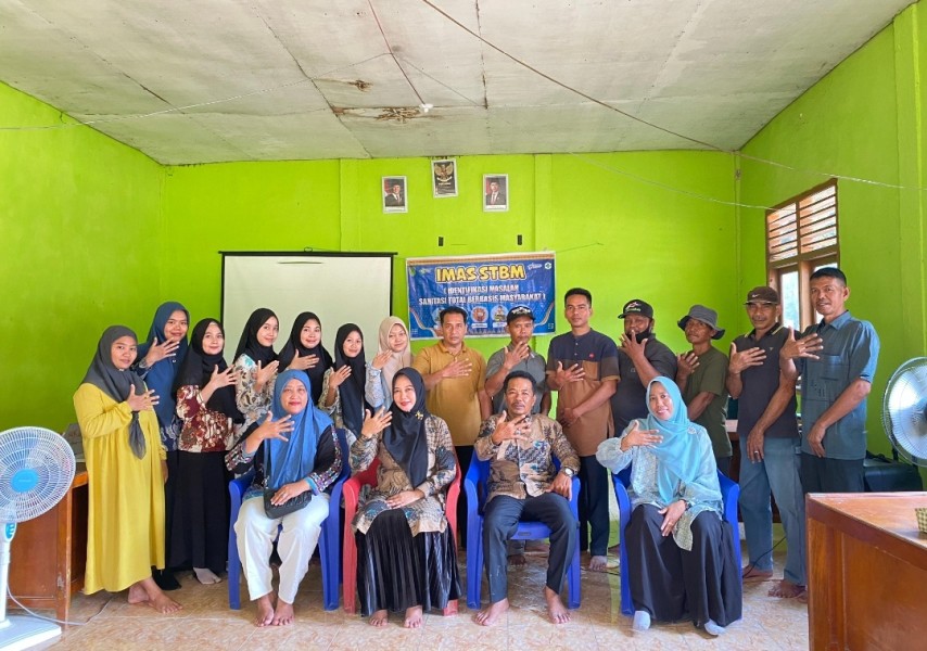 Dorong Penerapan STBM, Nakes Puskesmas Kemuning Melaksanakan IMAS di Desa Talang Jangkang