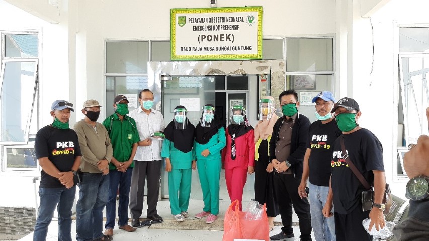 PKB Inhil Kembali Bagikan APD dan Masker di Kateman dan Pulau Burung