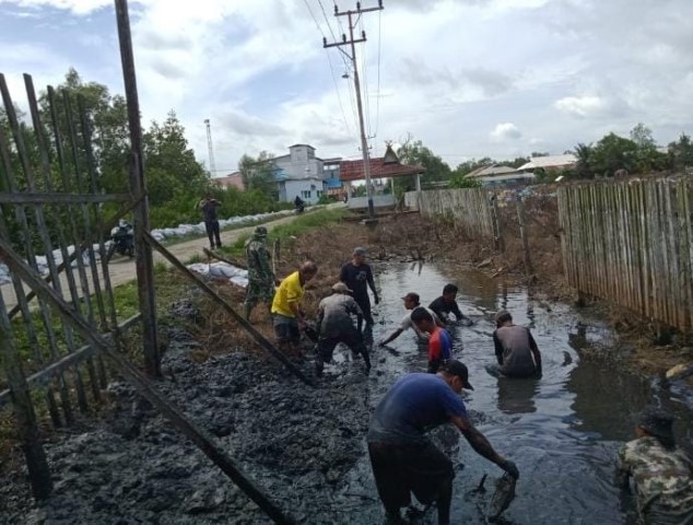 Cegah  TPU Terendam Banjir, Kades Tanah Merah Goro Bersama Masyarakat